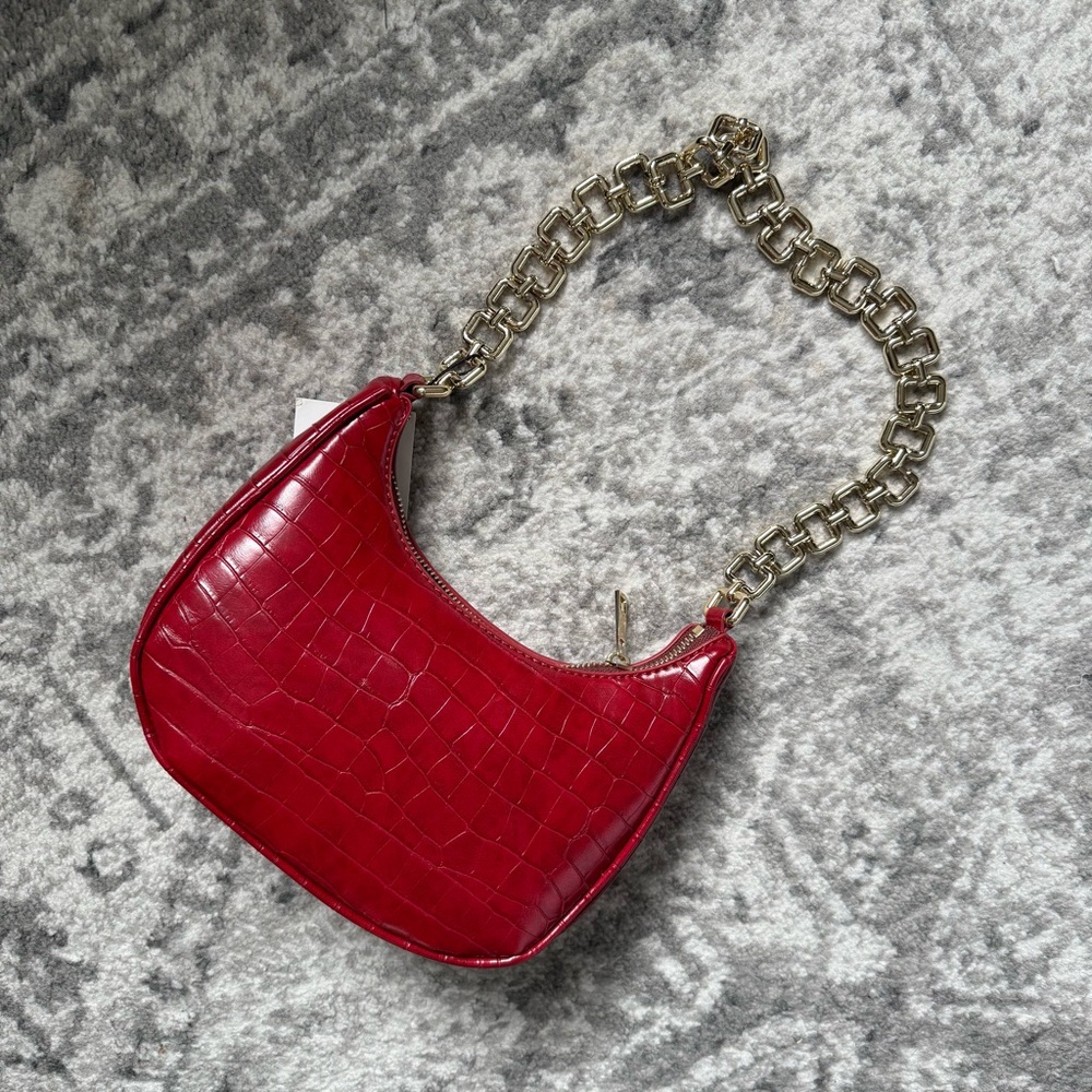 NWT Zara Red Croc-Embossed Shoulder Bag with gold chain strap - Picture 2 of 3